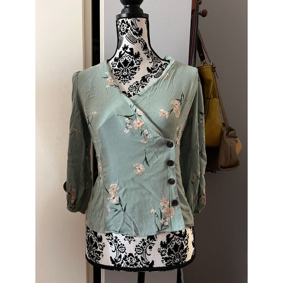 ⭐️3️⃣ for $20 ⭐️ ASTR the label button wrap floral top size small - Picture 3 of 5
